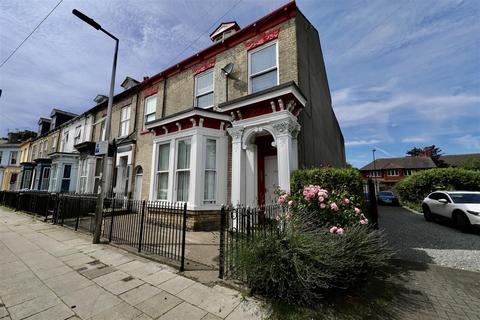8 bed property, in Coltman Street, £300,000