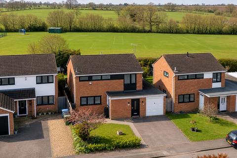 3 bed property, in Lodge Road, £350,000