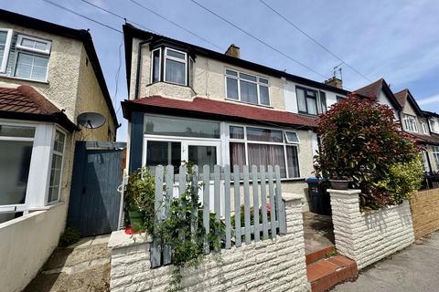 3 bed property, in Midhurst Avenue, £495,000