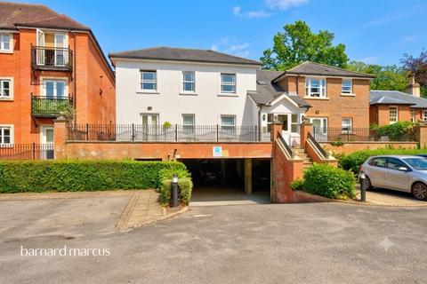 1 bed property, in Horsham Road, £240,000