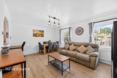 1 bed property, in Horsham Road, £230,000
