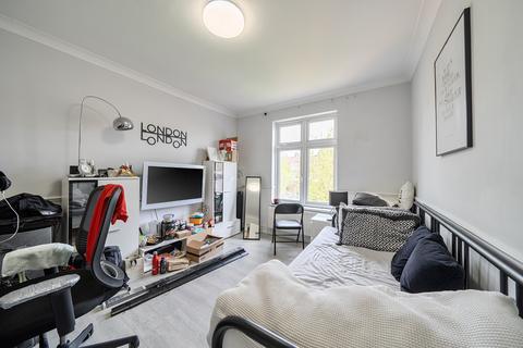 3 bed property, in Park Road, £450,000