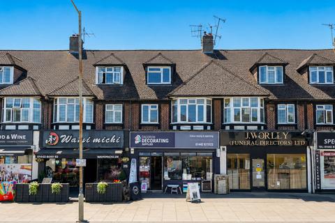 2 bed property, in High Street, £325,000