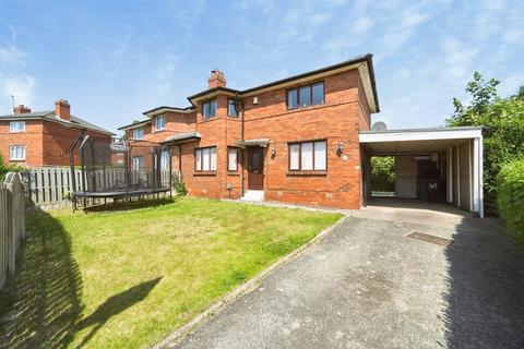 3 bed property, in Hollin Park Road, £250,000