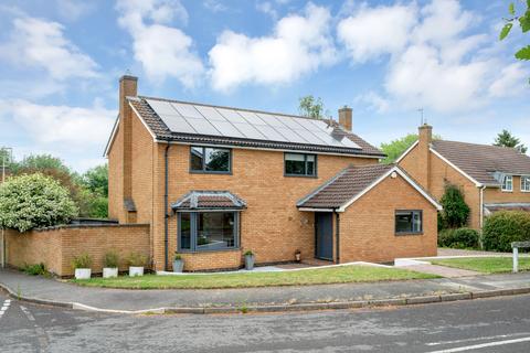 4 bed property, in Lethbridge Close, £675,000