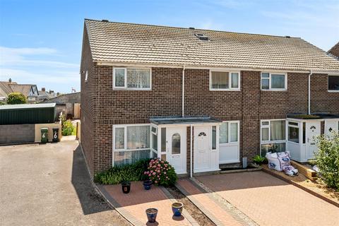 2 bed property, in Rushetts Close, £200,000