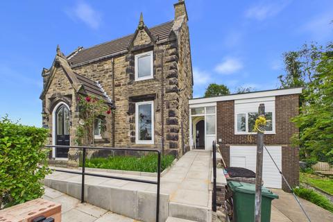 3 bed property, in Sutch Lane, £325,000