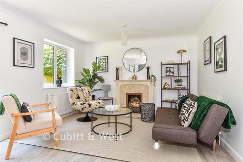 4 bed property, in Station Close, £550,000