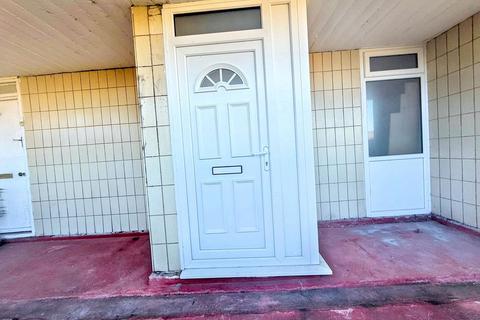 2 bed property, in Wellington Walk, £27,000