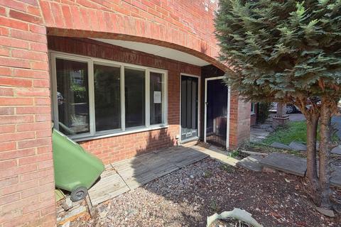 1 bed property, in Ambleside Walk, £180,000