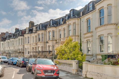 1 bed property, in Alhambra Road, £115,000