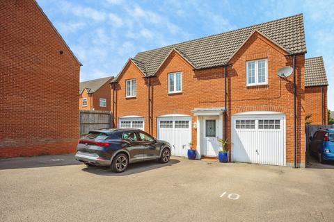 2 bed property, in Frome Gardens, £155,000