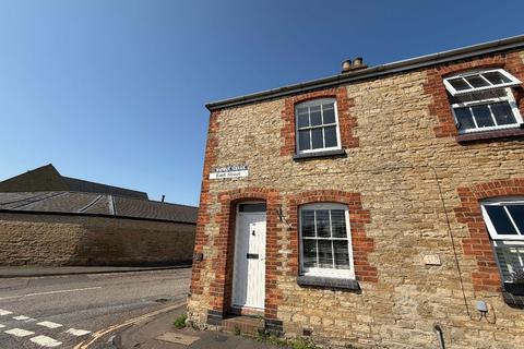 2 bed property, in Warwick Terrace, £275,000