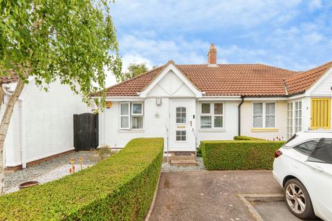 2 bed property, in Rudham Grove, £400,000