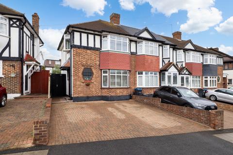 3 bed property, in Lynmouth Avenue, £575,000