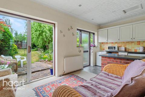3 bed property, in Lyndhurst Drive, £475,000
