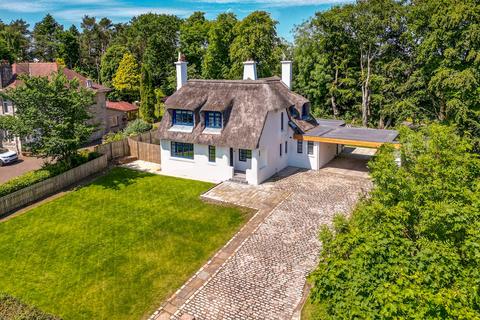 4 bed property, in Newlands Place, £595,000