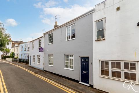 3 bed property, in Hewlett Place, £350,000