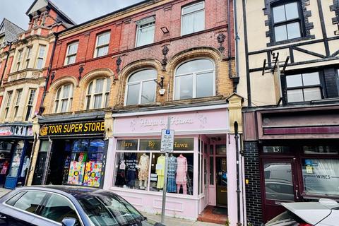 1 bed property, in Commercial Road, £45,000