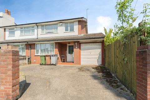 3 bed property, in Prenton Road West, £180,000