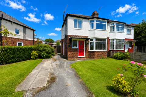 3 bed property, in The Oval, £345,000