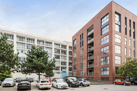 2 bed property, in Skypark Road, £230,000