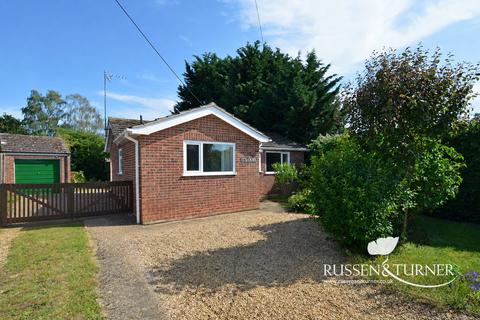 2 bed property, in Low Road, £220,000