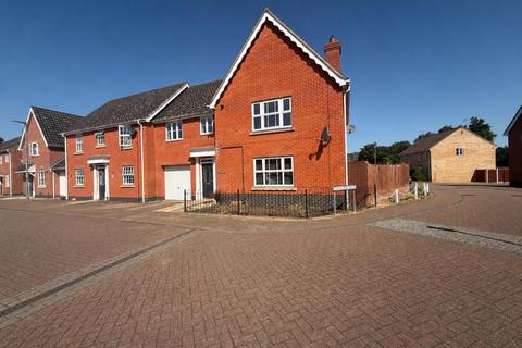 4 bed property, in Pennycress Drive, £375,000