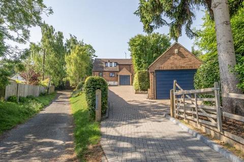 3 bed property, in Broadway Rise, £700,000