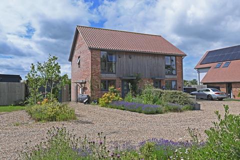 2 bed property, in Occold, £310,000