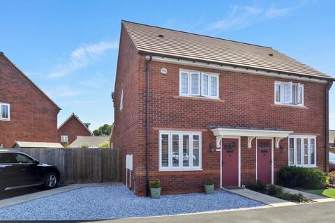 2 bed property, in Weatherhead Close, £320,000