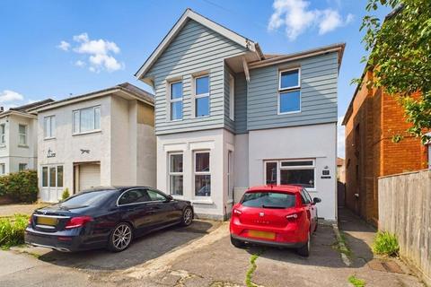2 bed property, in Frankston Road, £295,000