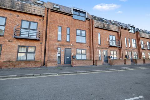 1 bed property, in Queens Road, £115,000
