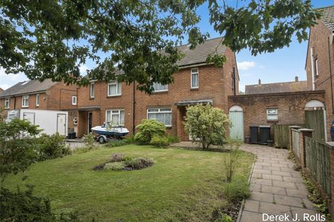 2 bed property, in Poole Lane, £265,000