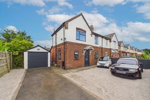 3 bed property, in Oakfield Road, £230,000