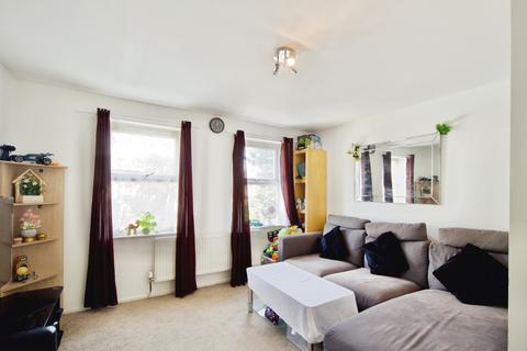 2 bed property, in Clarence Road, £390,000