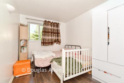 2 bed property, in Sapphire Close, £220,000