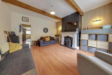 2 bed property, in Stanley Street, £240,000