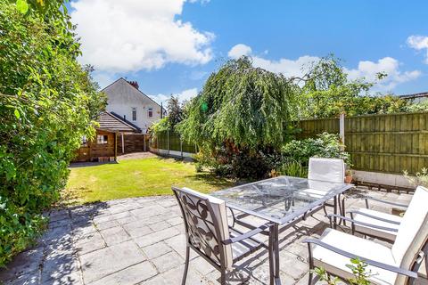 4 bed property, in Main Road, £700,000