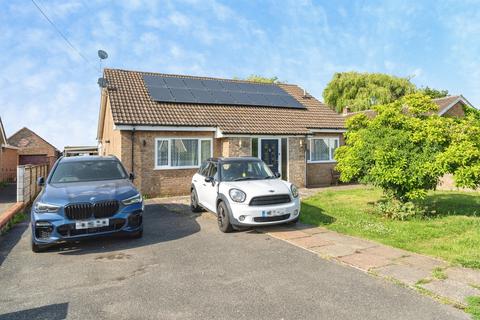 5 bed property, in Knights End Road, £400,000
