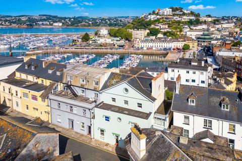 2 bed property, in The Lighthouse, £155,000