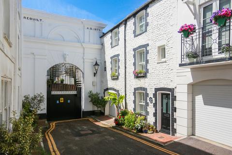 3 bed property, in Norfolk Buildings, £1,000,000