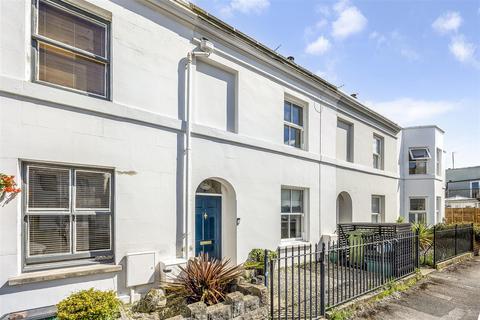2 bed property, in Lypiatt Street, £440,000