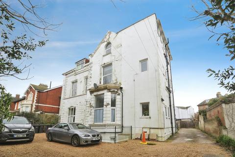 1 bed property, in Upper Maze Hill, £110,000