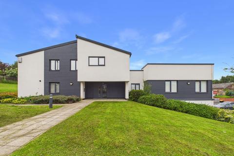 1 bed property, in Woodhouse Lane, £125,000