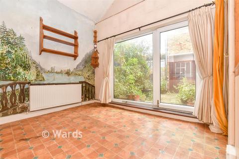2 bed property, in Bowling Street, £274,950
