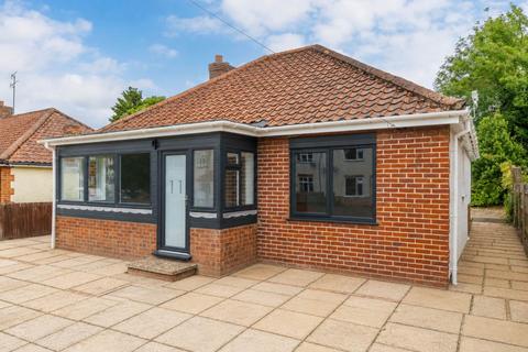 3 bed property, in Blenheim Close, £400,000