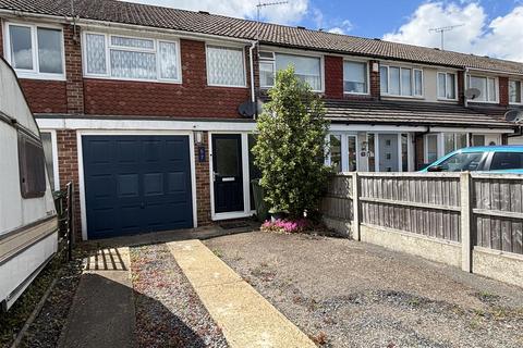 2 bed property, in Kings Walk, £220,000