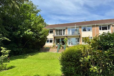 2 bed property, in Cranford Avenue, £180,000