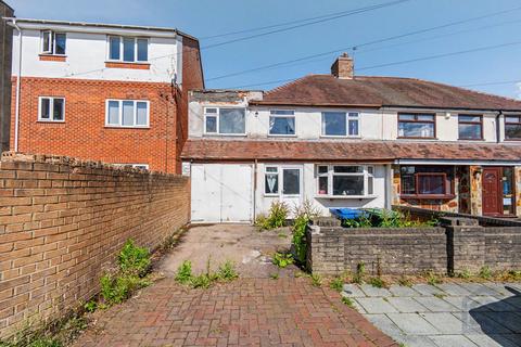 4 bed property, in 5 Burns Street, £64,000